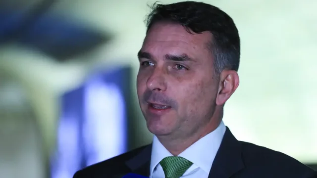 ELEIÇÕES 2026: Flávio Bolsonaro diz que Lula “não tem condição” de atrair investimentos e que “ninguém confia”