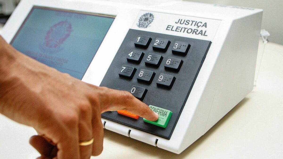 ELEIÇÕES 2026: TSE troca 1.121 urnas e contabiliza 110 crimes eleitorais no primeiro turno