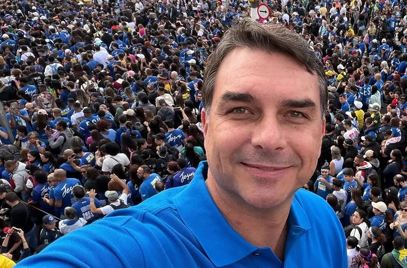 Flávio Bolsonaro amplia votação em 395 mil votos na Bahia e tem no Nordeste seu maior avanço sobre 2022