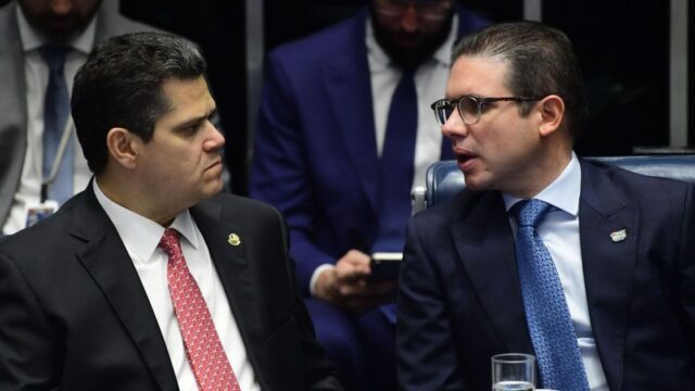 Flávio Bolsonaro avisa ao Centrão que não apoiará recondução de Motta e Alcolumbre em 2027
