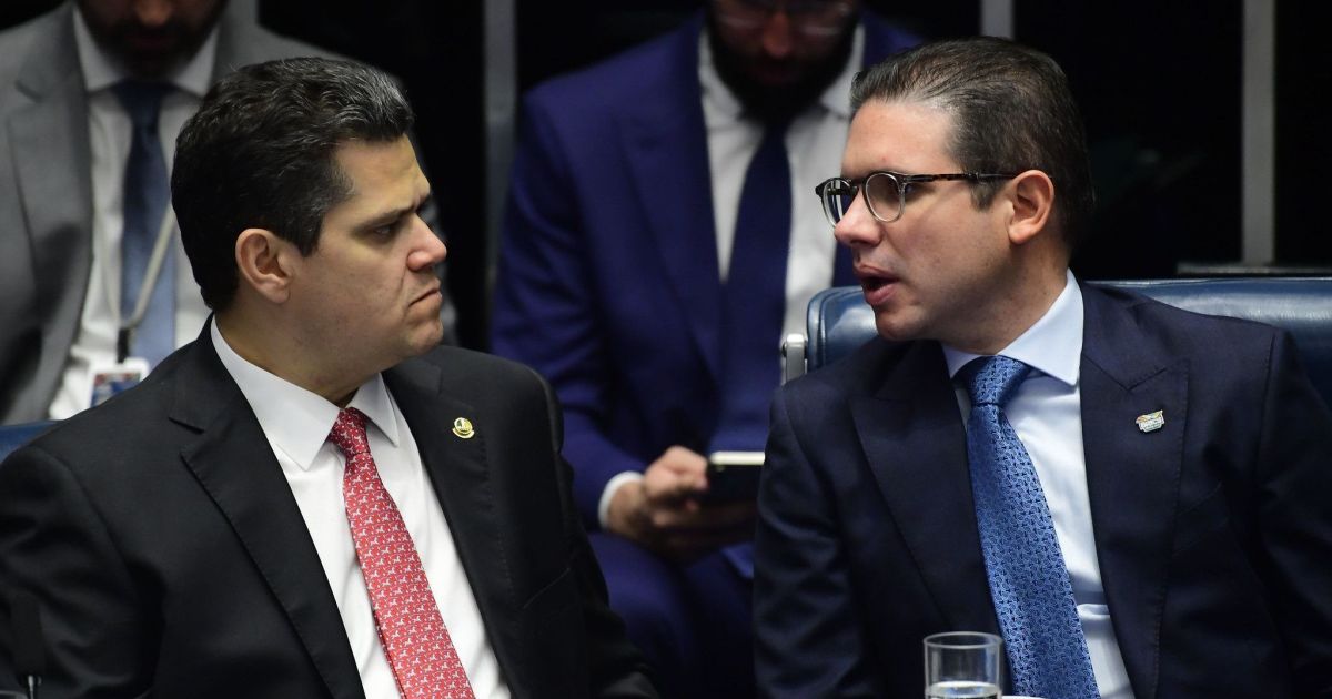 Flávio Bolsonaro avisa ao Centrão que não apoiará recondução de Motta e Alcolumbre em 2027