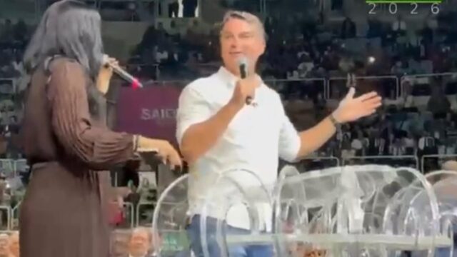 Flávio Bolsonaro canta no altar e fala em “guerra espiritual” em evento da Assembleia de Deus no Rio