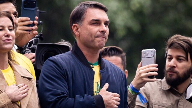 Flávio Bolsonaro confirma visita ao pai na terça: “Ansioso para dar um abraço forte nele”