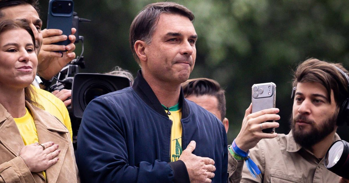 Flávio Bolsonaro confirma visita ao pai na terça: "Ansioso para dar um abraço forte nele"