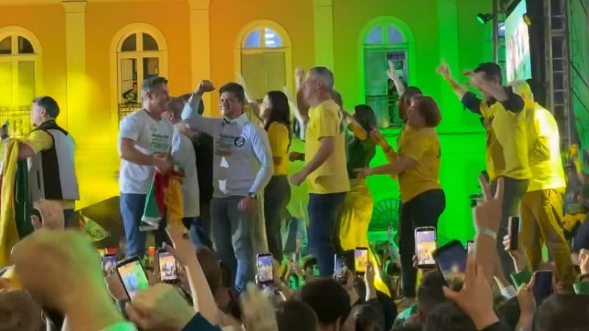 Flávio Bolsonaro dança com Moro e Tarcísio após comício em Porto Alegre ao som de música contra petistas