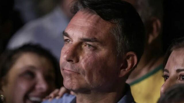 Flávio Bolsonaro defende fim da reeleição e diz que regra deve valer já no seu eventual mandato