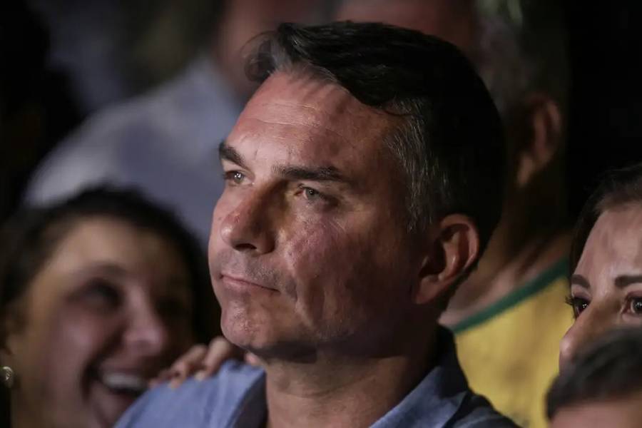 Flávio Bolsonaro defende fim da reeleição e diz que regra deve valer já no seu eventual mandato