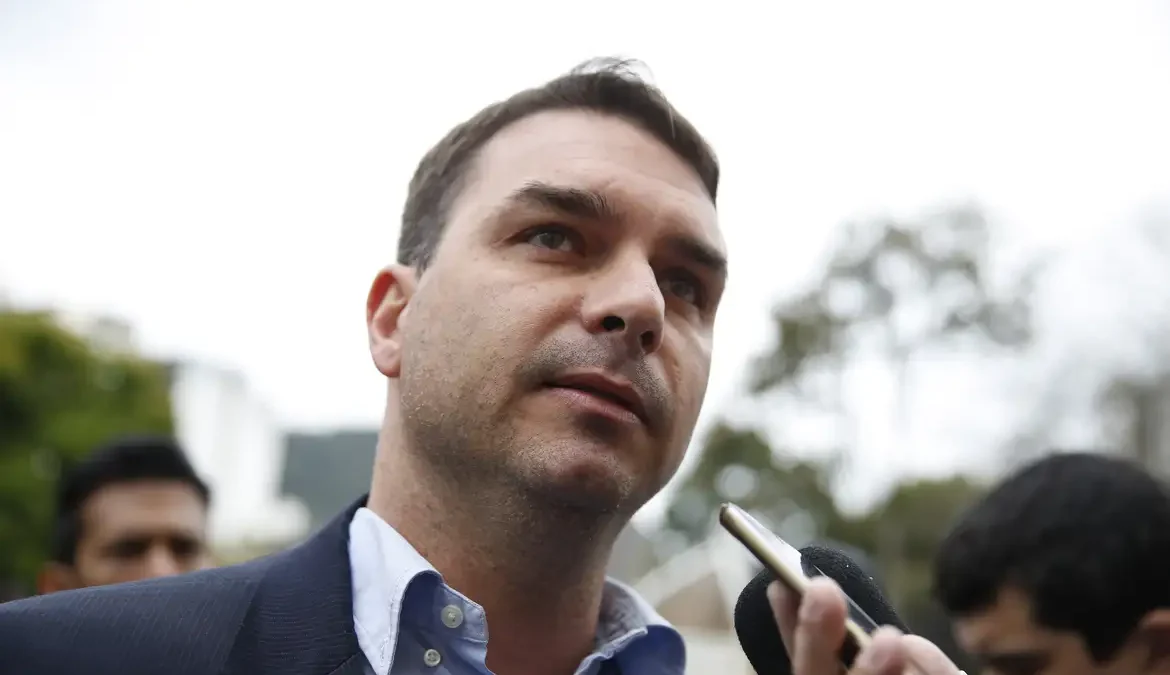 Flávio Bolsonaro diz que há “clima de velório” no PT e afirma que “ninguém aguenta mais a voz de Lula”