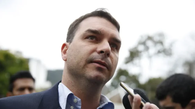Flávio Bolsonaro diz que há “clima de velório” no PT e afirma que “ninguém aguenta mais a voz de Lula”