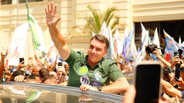 Flávio Bolsonaro diz que Jair Bolsonaro colocará nele a faixa presidencial se for eleito