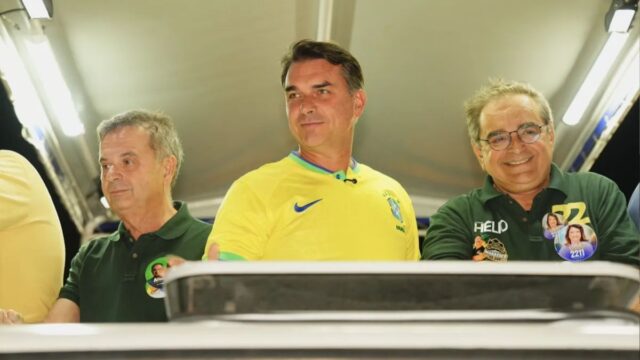 Flávio Bolsonaro diz que, se eleito, vai mudar a Constituição para “democratizar o país”