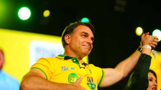 Flávio Bolsonaro é orientado a evitar etarismo contra Lula nos debates da campanha presidencial