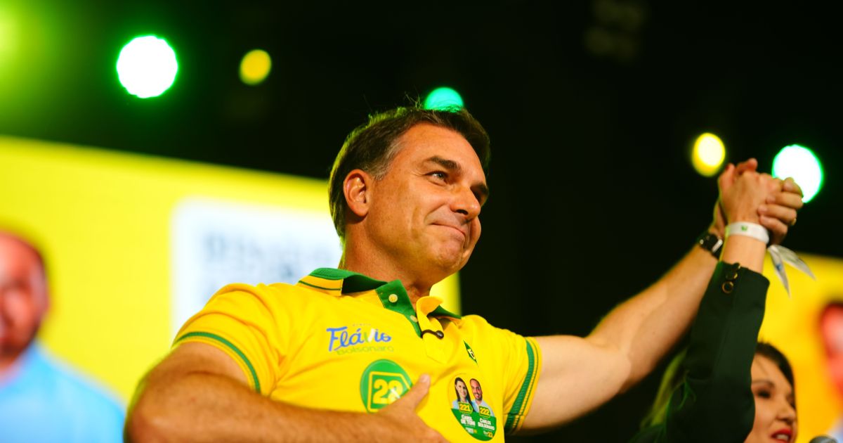 Flávio Bolsonaro é orientado a evitar etarismo contra Lula nos debates da campanha presidencial