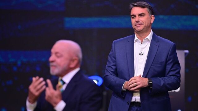 Flávio Bolsonaro ensaiou gestos para provocar Lula e gerar vídeos virais no debate da Band