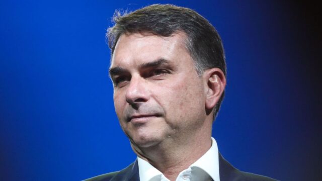 Flávio Bolsonaro faz campanha em Porto Alegre e deve votar pelo fim da escala 6×1 de forma remota