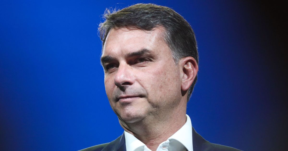 Flávio Bolsonaro faz campanha em Porto Alegre e deve votar pelo fim da escala 6x1 de forma remota