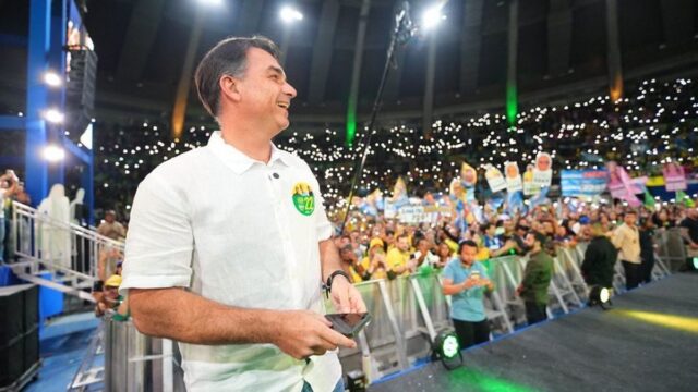 Flávio Bolsonaro faz primeiro ato de campanha em Salvador e testa nova estratégia para o 2º turno