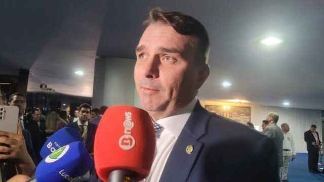 Flávio Bolsonaro grava mensagem para o pai, Jair Bolsonaro, durante agenda de campanha em Minas Gerais
