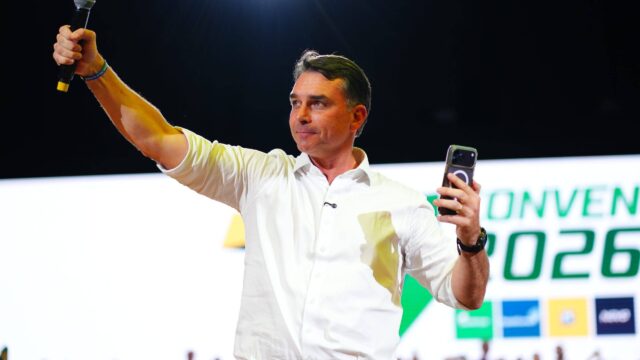 Flávio Bolsonaro ironiza campanha de Lula: “Vão dizer que vou acabar com a luz do Sol”