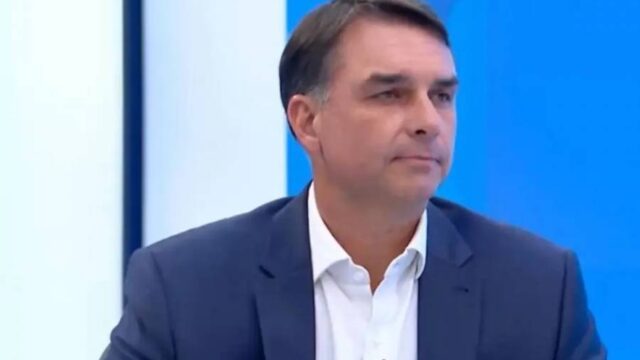 Flávio Bolsonaro promete cortar ao menos dez dos 39 ministérios e ataca gastos do governo Lula