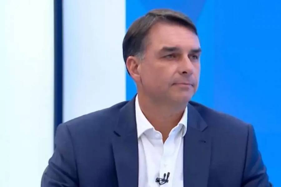 Flávio Bolsonaro promete cortar ao menos dez dos 39 ministérios e ataca gastos do governo Lula