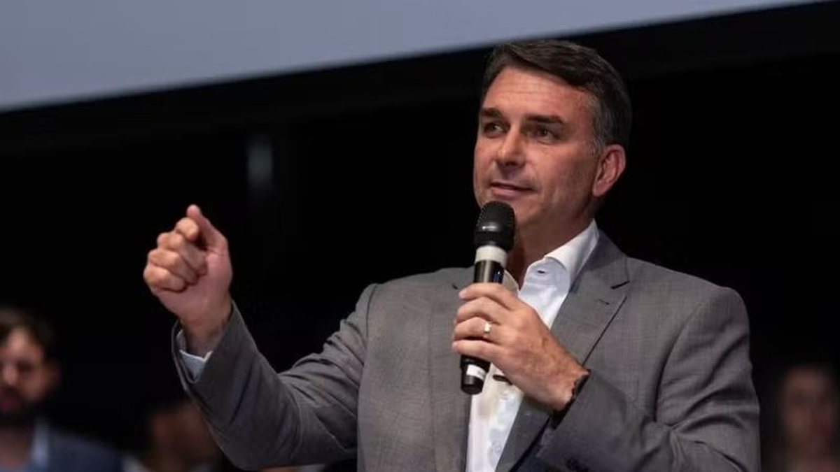 Flávio Bolsonaro promete "fim da era Lula" e diz que terá Jair Bolsonaro ao seu lado em eventual governo