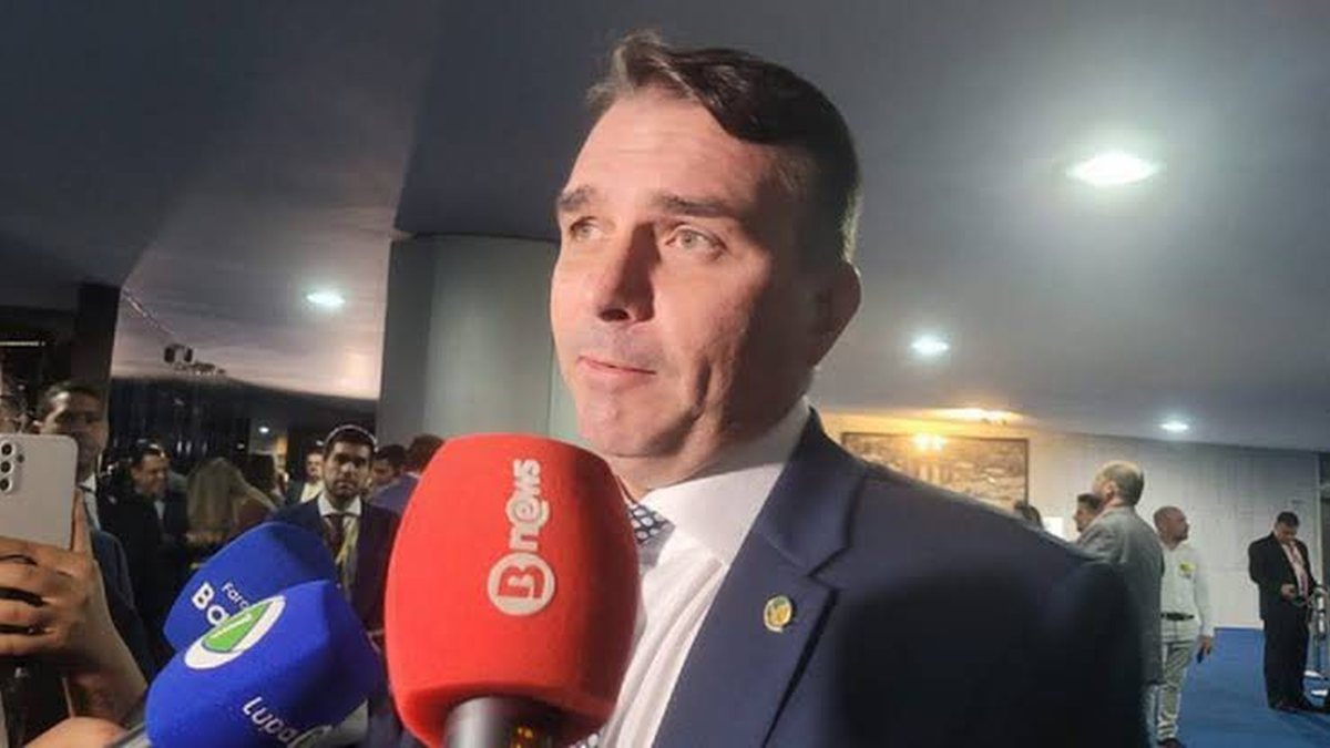 Flávio Bolsonaro reage a ordem de prisão de Eduardo e diz que Moraes pode sofrer impeachment