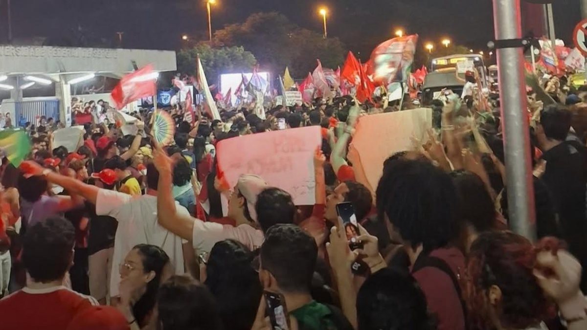 Homem armado invade ato de estudantes pró-Lula na UFS e dispara para o alto, causando correria