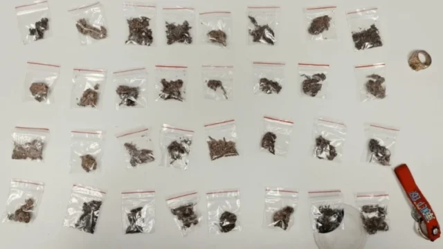 Homem é detido com 32 porções de maconha após tentar fugir de viatura em Feira de Santana