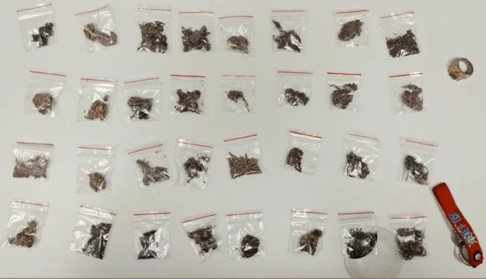 Homem é detido com 32 porções de maconha após tentar fugir de viatura em Feira de Santana