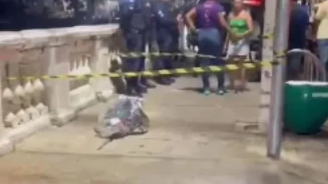 Idoso morre após se afogar na praia do Porto da Barra, em Salvador