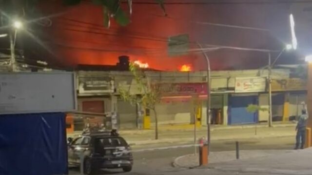 INCÊNDIO: fogo de grandes proporções atinge lojas no Centro de Vitória da Conquista