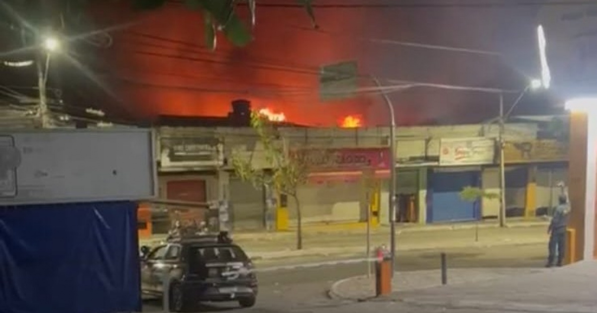 INCÊNDIO: fogo de grandes proporções atinge lojas no Centro de Vitória da Conquista