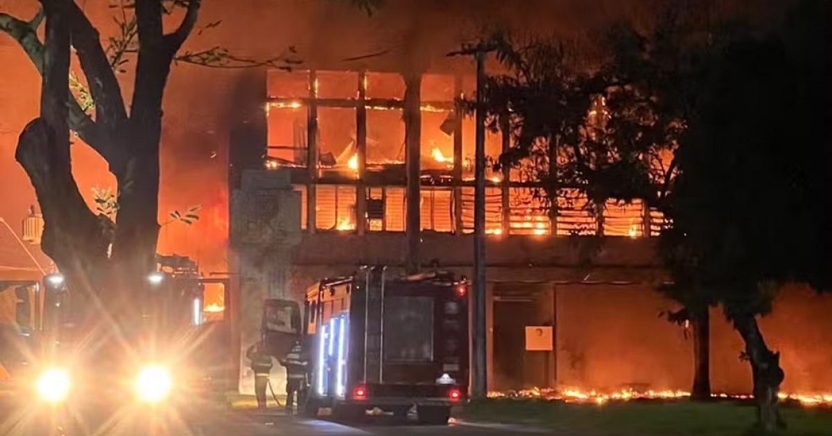 INCÊNDIO: fogo destrói prédio com laboratórios de pesquisa da UFPE, no Recife, e atinge amostras de anos de estudo