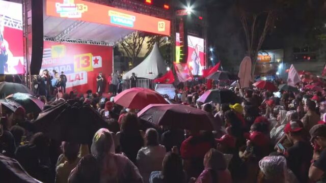 Jovens assumem comando de ato pró-Lula em São Paulo e pedem fim da “esquerda paz e amor”