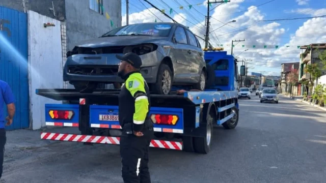 Lauro de Freitas registra 56 ocorrências de veículos abandonados e remove 11 das ruas em seis meses