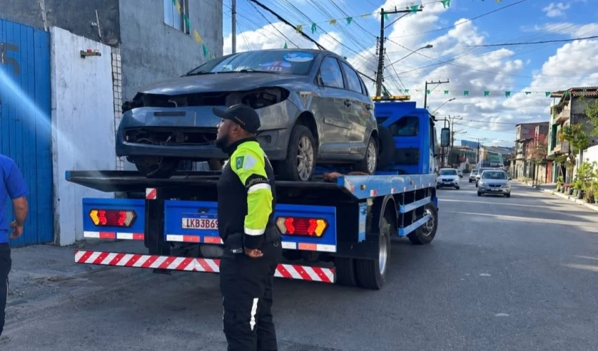 Lauro de Freitas registra 56 ocorrências de veículos abandonados e remove 11 das ruas em seis meses