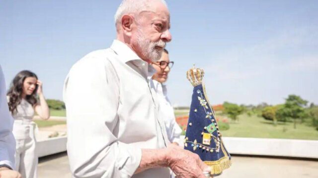 Lula acompanha missa em homenagem a Nossa Senhora Aparecida na capela do Palácio da Alvorada