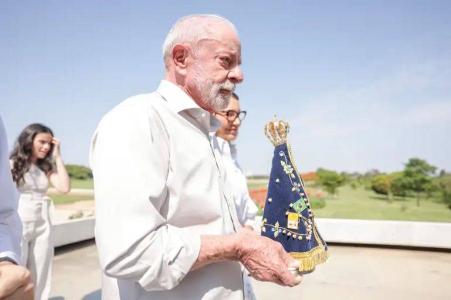 Lula acompanha missa em homenagem a Nossa Senhora Aparecida na capela do Palácio da Alvorada