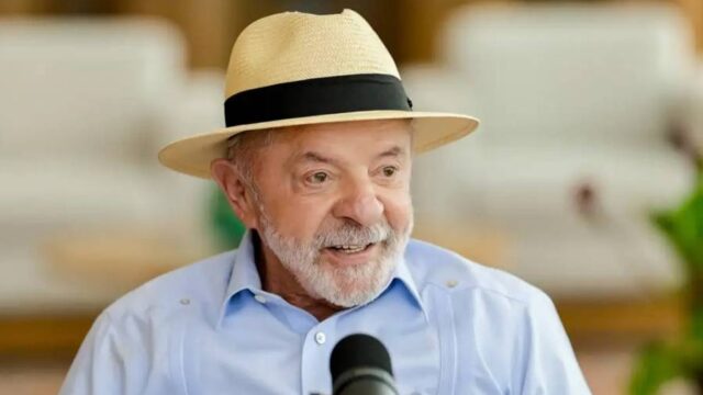 Lula anuncia PEC do passe livre no transporte público aos fins de semana a dez dias do 2º turno