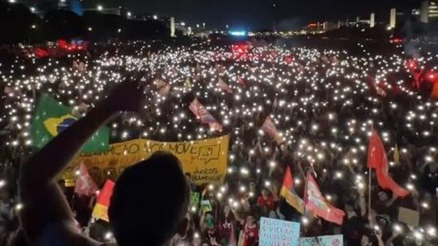 Manifestantes fazem ato em apoio a Lula e à reeleição na Esplanada dos Ministérios, em Brasília