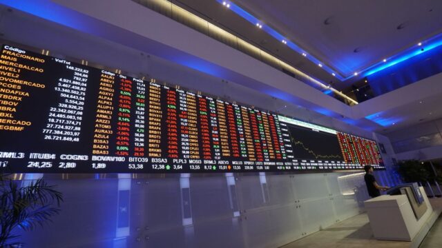 Mercado refaz as contas e vê disputa mais apertada no 2º turno; Ibovespa cai e dólar volta a subir