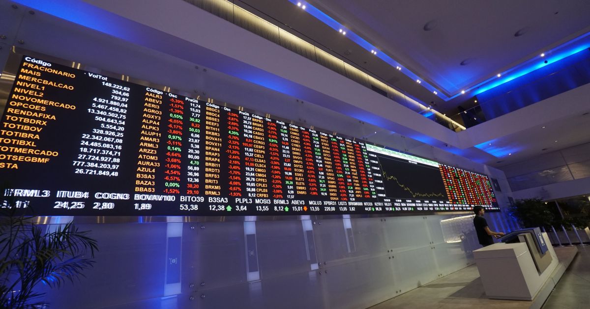 Mercado refaz as contas e vê disputa mais apertada no 2º turno; Ibovespa cai e dólar volta a subir