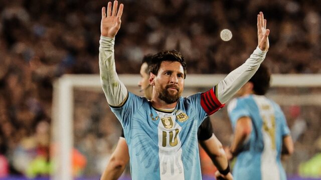 Messi se despede da Argentina com gol, duas assistências e choro em vitória por 3 a 0 sobre Benin