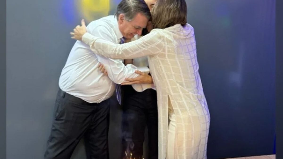 Michelle Bolsonaro homenageia a filha Laura nos 16 anos e a chama de "nossa herança"