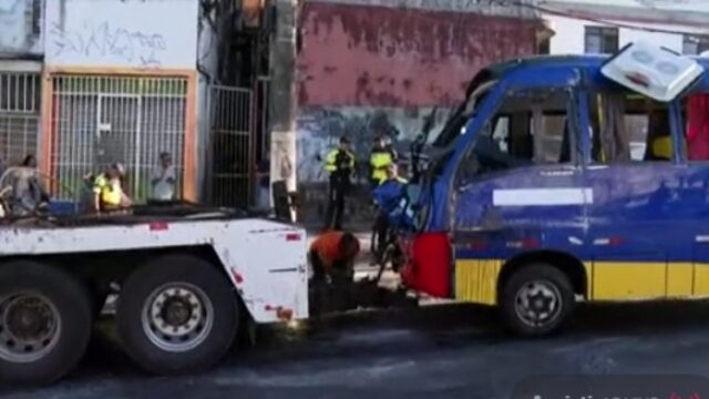 Micro-ônibus com pacientes tomba após colisão com ônibus e deixa nove feridos no Largo do Tanque