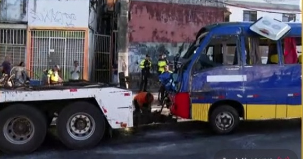Micro-ônibus com pacientes tomba após colisão com ônibus e deixa nove feridos no Largo do Tanque