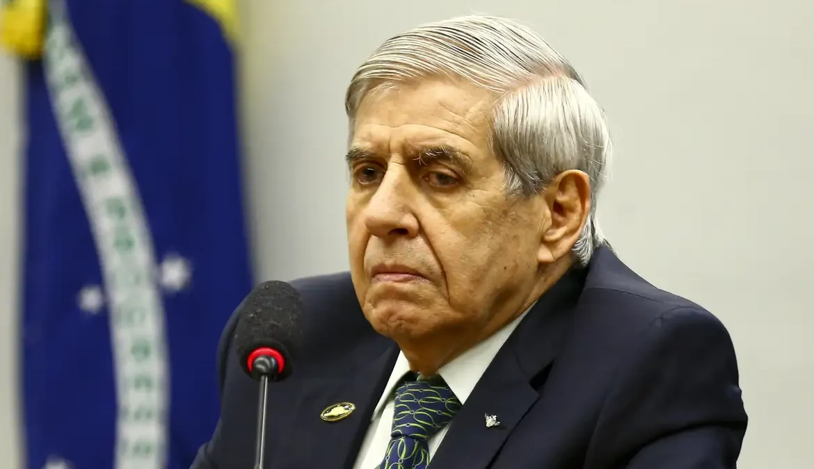 Moraes autoriza general Heleno a fazer consulta com neurocirurgião e permite internação de urgência