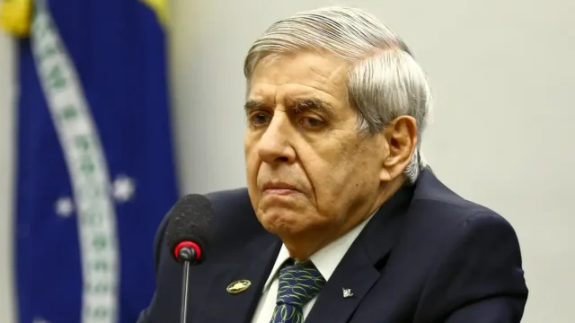 Moraes autoriza general Heleno a fazer consulta com neurocirurgião e permite internação de urgência