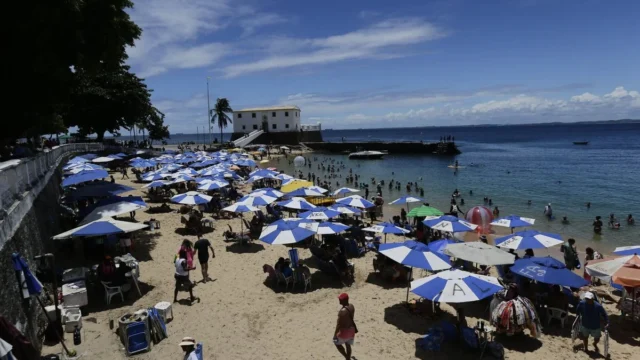 MP-BA aciona Prefeitura de Salvador na Justiça por assédio e ocupação excessiva da areia no Porto da Barra